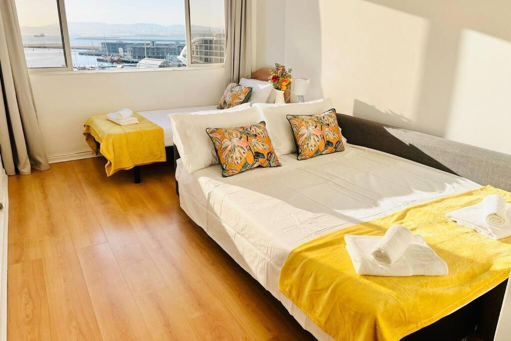 The Rock Retreat - Gibraltar Apartment ภายนอก รูปภาพ