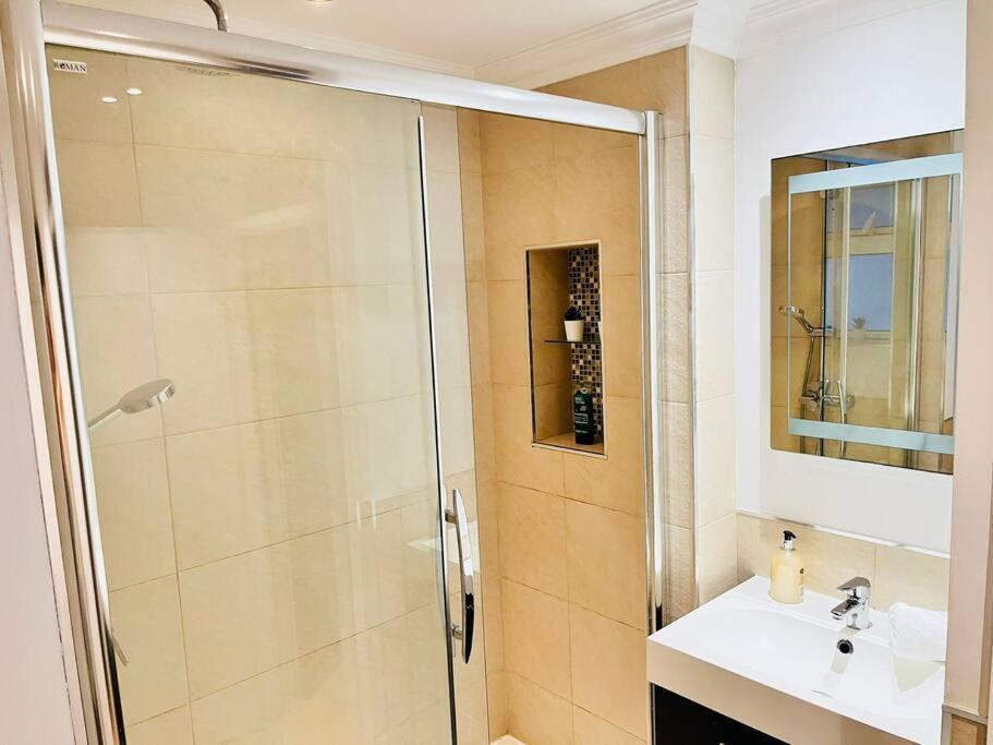 The Rock Retreat - Gibraltar Apartment ภายนอก รูปภาพ